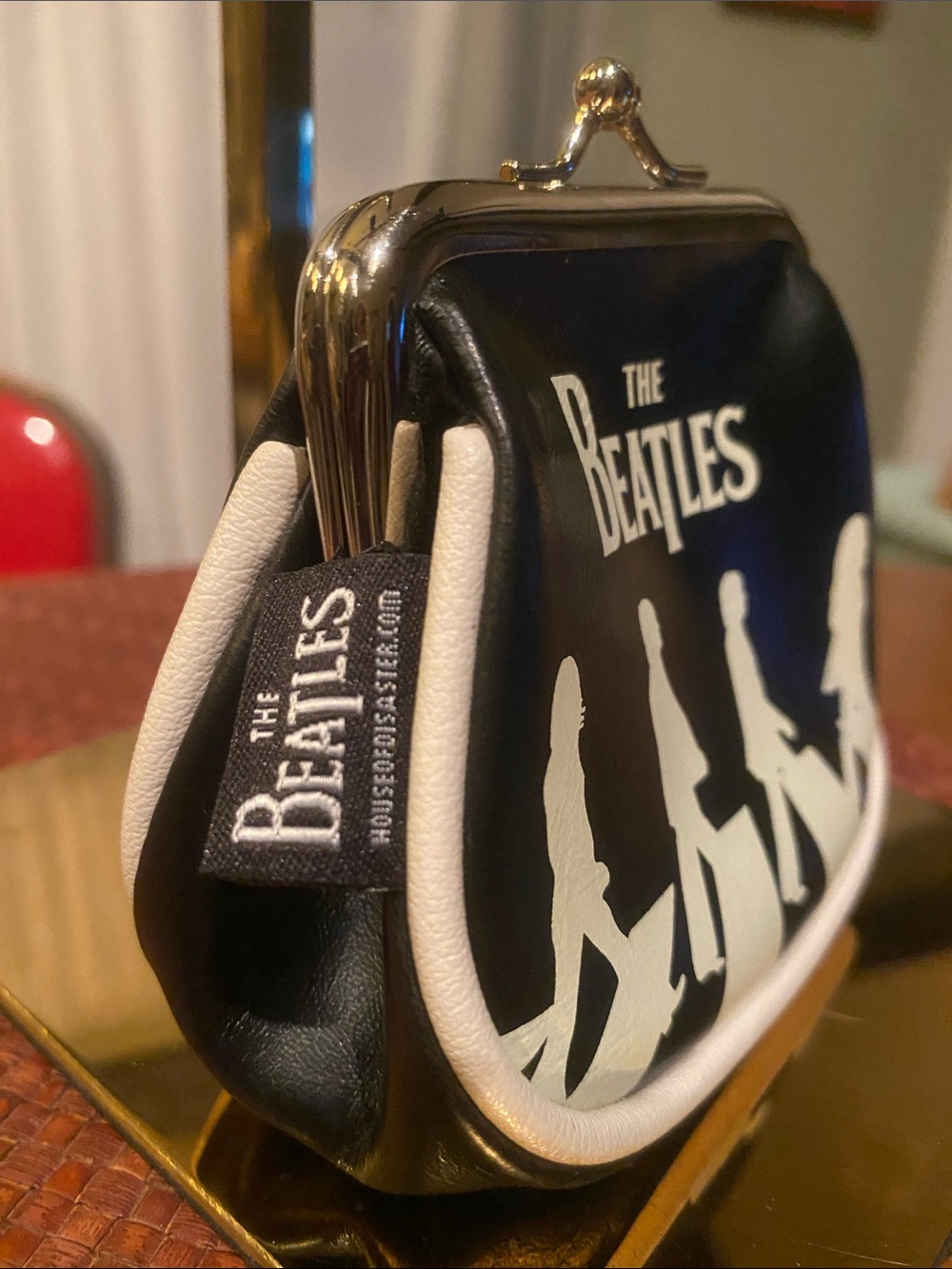 Beatles Abbey Road coin purse classic black and white with a kiss-lock clasp. - Picture 3 of 8